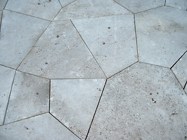 Polygonal verlegte Natursteinplatten aus Oberdorlaer Muschelkalk machen diese Terrasse einzigartig in Deutschland, Privatgarten, Berlin